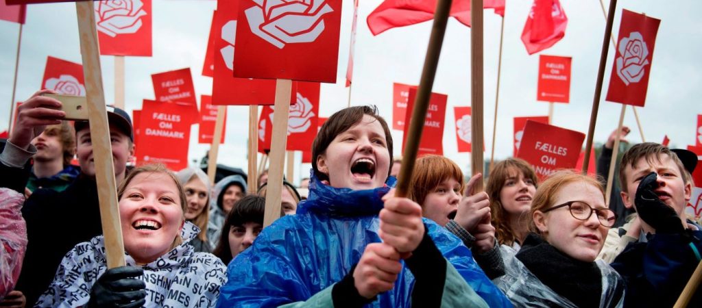 Ξεσηκώνονται στην Ευρώπη κατά των πιστοποιητικών εμβολιασμού: Διαδηλώσεις σε Στοκχόλμη, Λονδίνο, Παρίσι και Ελσίνκι