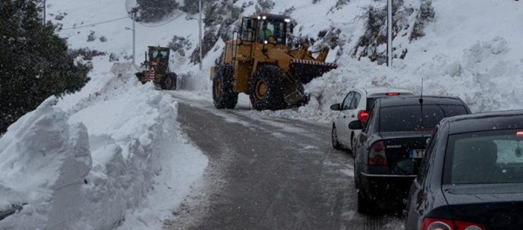 Κακοκαιρία «Ελπίς»: Σε ποιους δρόμους στην Αττική διακόπηκε η κυκλοφορία λόγω χιονόπτωσης