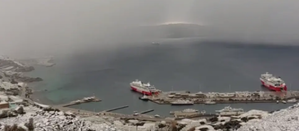 Η κακοκαιρία «Ελπίς» «έντυσε» στα λευκά και την Μύκονο (βίντεο)