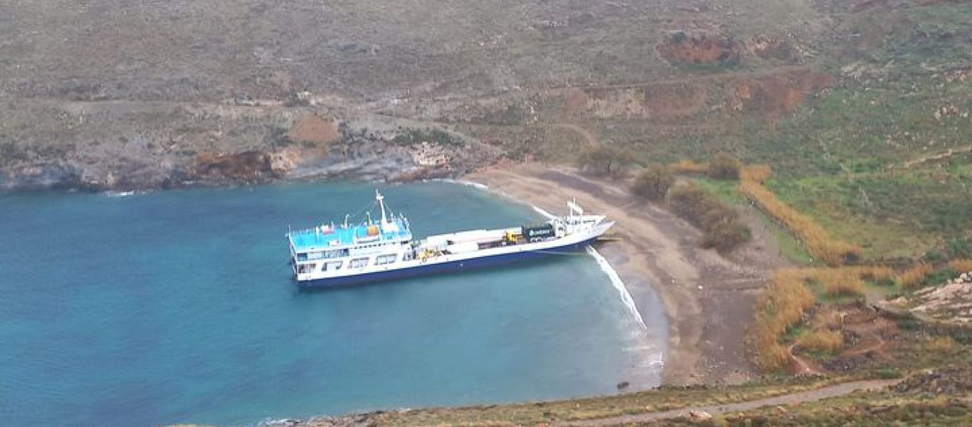 Σέριφος: Ο καπετάνιος του πλοίου αναγκάστηκε να μπει σε όρμο για να ξεφορτώσει με ασφάλεια