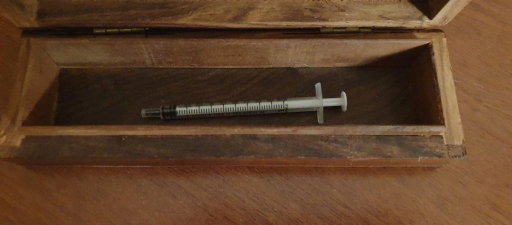 Ο Γ.Μαγιορκίνης κράτησε ως ενθύμιο τη σύριγγα με την οποία εμβολιάστηκε: «Την κράτησα ως ανάμνηση» (φώτο)