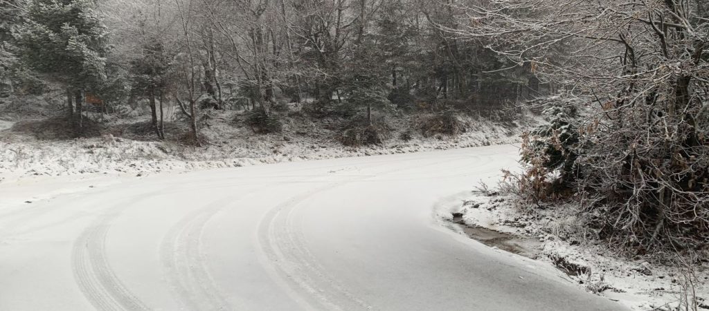 Δείχνει τα «δόντια» της η κακοκαιρία «Ελπίς»: Χιόνισε στην Εύβοια – Χωρίς ρεύμα πολλά χωριά (βίντεο)