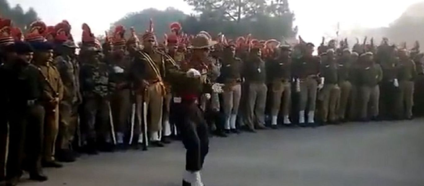 Το βίντεο με τον Ινδό στρατιώτη που χορεύει κραδαίνοντας μαχαίρι που έγινε viral