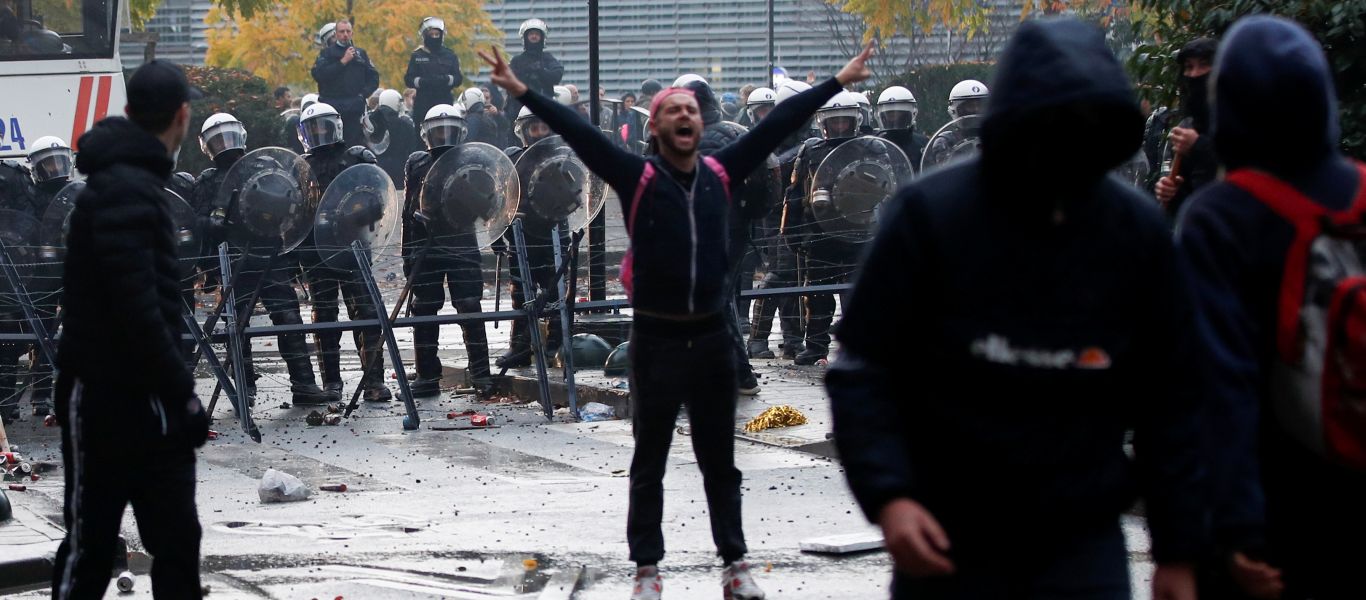 «Μαζί για την Ελευθερία»: Εξέγερση στο Βέλγιο – Δεκάδες χιλιάδες διαδηλωτών κατά των πιστοποιητικών εμβολιασμού