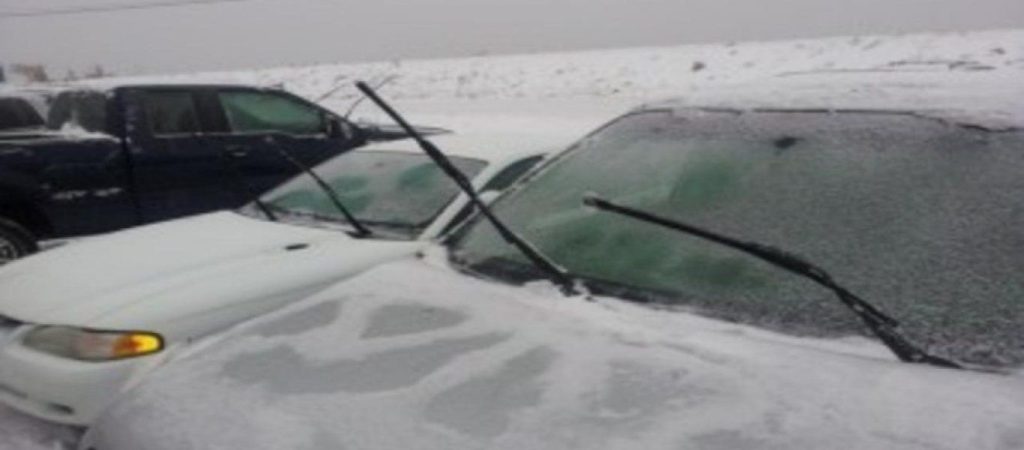 Δείτε πώς θα καθαρίσετε τον πάγο από το παρμπρίζ του αυτοκινήτου σας (βίντεο)