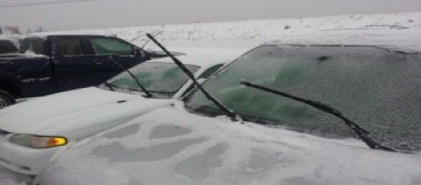 Δείτε πώς θα καθαρίσετε τον πάγο από το παρμπρίζ του αυτοκινήτου σας (βίντεο)