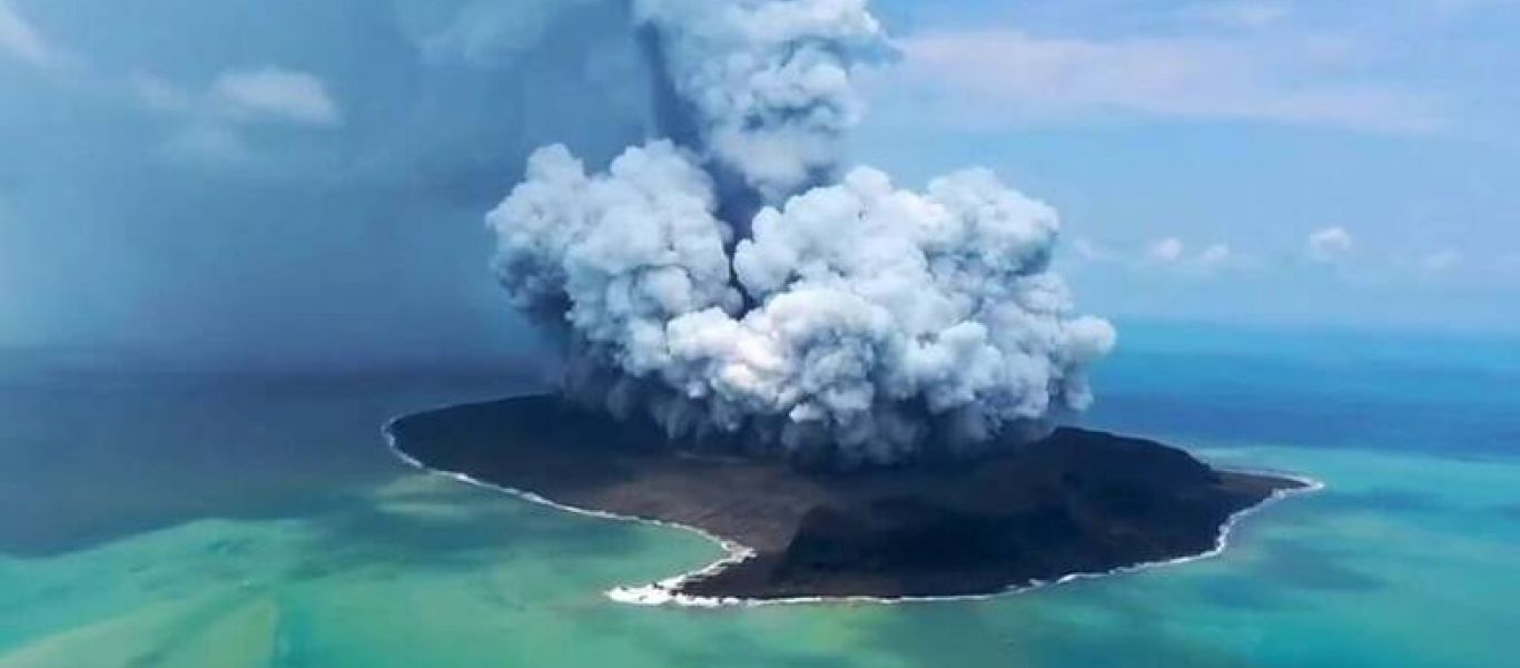 Έκρηξη ηφαιστείου Τόνγκα: Ο  καπνός της έφτασε στο ύψος-ρεκόρ των 55 χλμ πάνω από την επιφάνεια της Γης