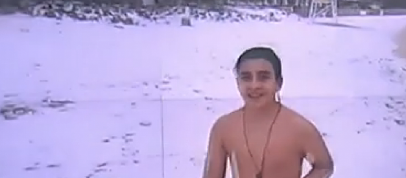 Μύκονος: Τολμηρός πιτσιρικάς έκανε μπάνιο στην χιονισμένη Ψαρρού (βίντεο)