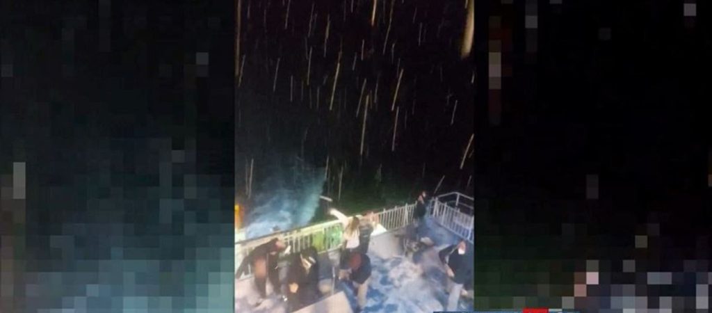 Κακοκαιρία «Ελπίδα»: Χιονοπόλεμος εν πλω ανοιχτά της Άνδρου (βίντεο)