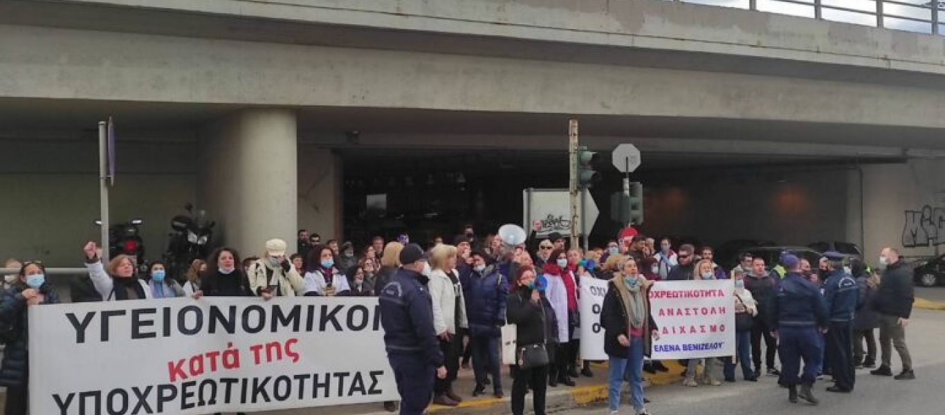 Υγειονομικοί σε αναστολή: Έκαναν τον γύρο του Συντάγματος με οχήματα για να διαμαρτυρηθούν