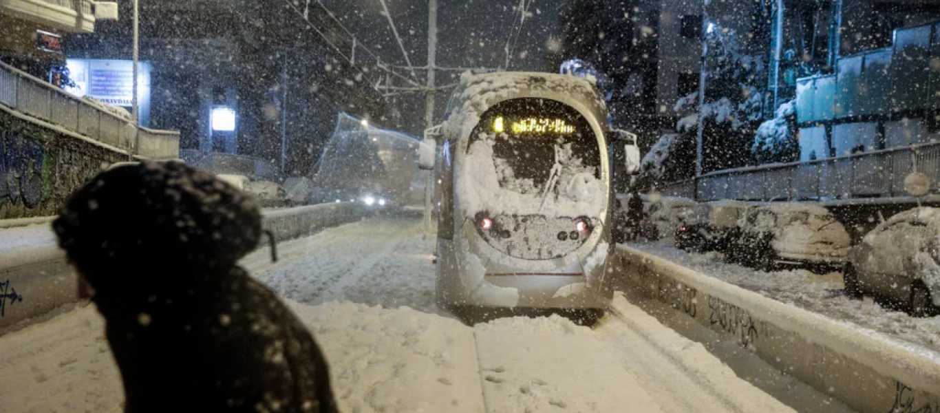 Τραμ: Ακινητοποιήθηκε μεταξύ Νέου Κόσμου και Νέας Σμύρνης λόγω της έντονης χιονόπτωσης (φώτο)