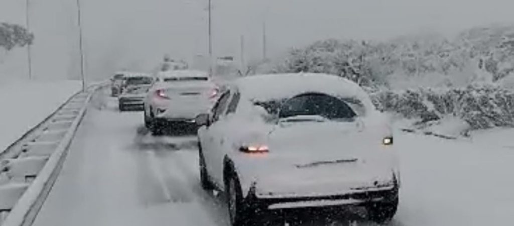 Επιτελικό κράτος Μητσοτάκη: ‘Εβαλαν διανομέα να ρυθμίζει την κυκλοφορία στην Λ.Μαραθώνος! (βίντεο)