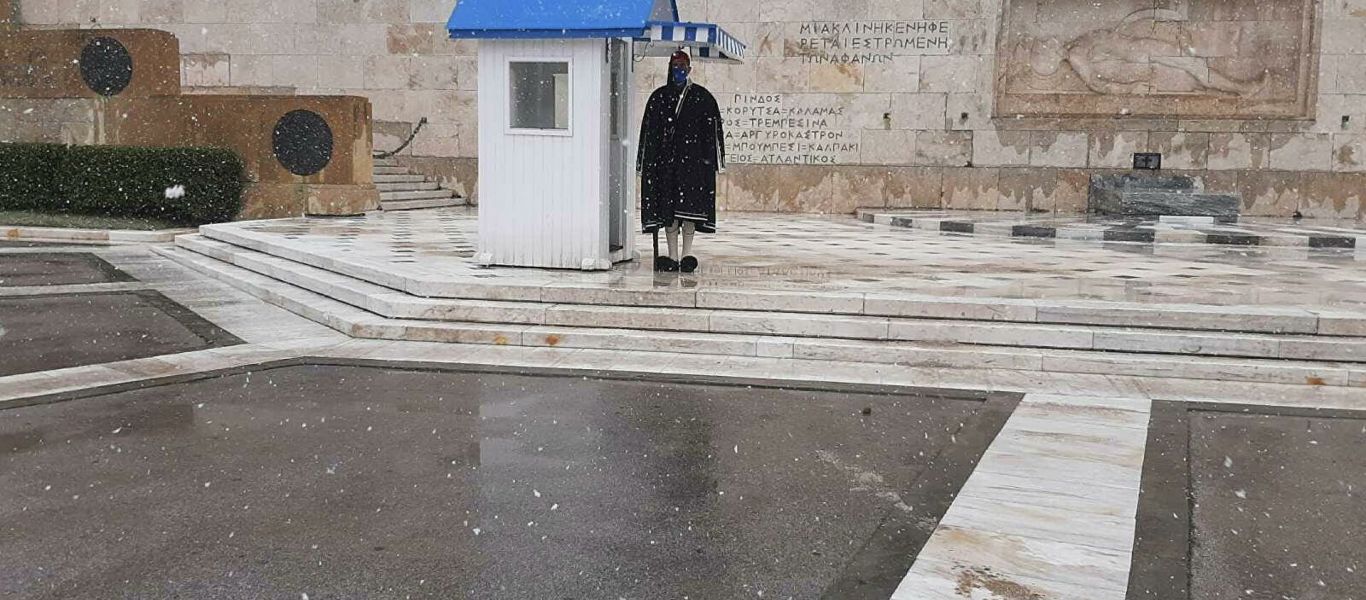 Ανεπηρέαστοι οι Εύζωνες από το χιόνι – Παραμένουν στη θέση τους παρά το τσουχτερό κρύο (φωτο)