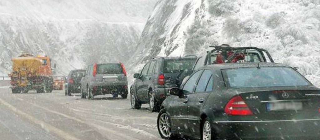 Εγκλωβισμένοι οδηγοί στην Τραγάνα – Ποιοι δρόμοι έχουν κλείσει σε Βοιωτία και Φθιώτιδα