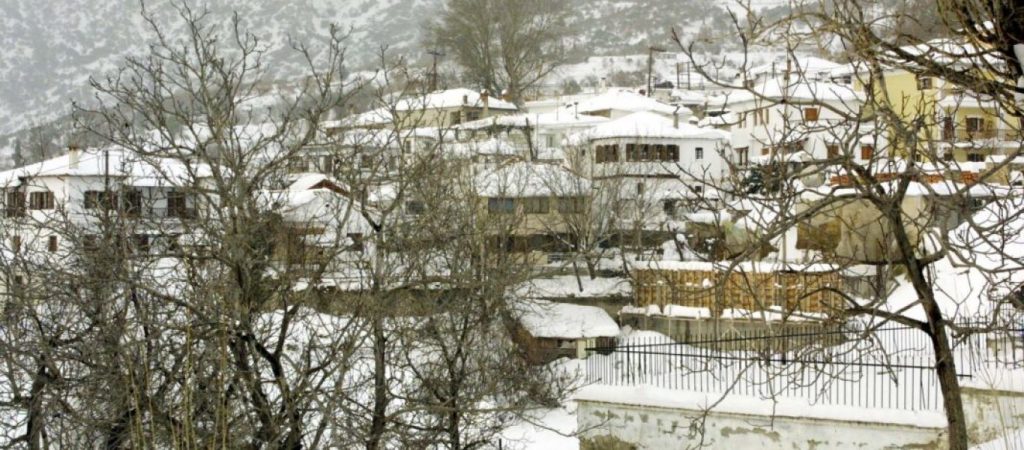 Χιονίζει και σε Σποράδες και Πήλιο – «Ντύθηκε» στα λευκά και ο Βόλος