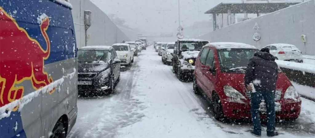 Επιτελικό κράτος Μητσοτάκη: Χάος και σκηνές πανικού στην Αττική Οδό – Γυναίκες ουρλιάζουν, παιδιά κλαίνε