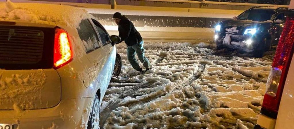 Κακοκαιρία «Ελπίς»: Μπήκε στην Αττική Οδό ο Στρατός – Σε εξέλιξη η επιχείρηση απεγκλωβισμού των οδηγών (φώτο)