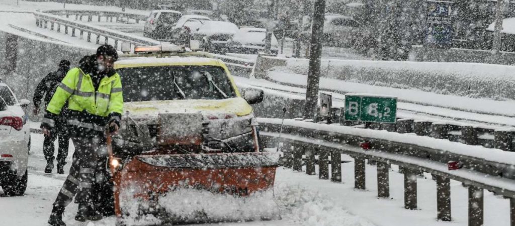 Δραματική έκκληση από εγκλωβισμένο οδηγό στην Αττική Οδό – «Να βρει τρόπο η πυροσβεστική να φύγουν τα παιδιά»