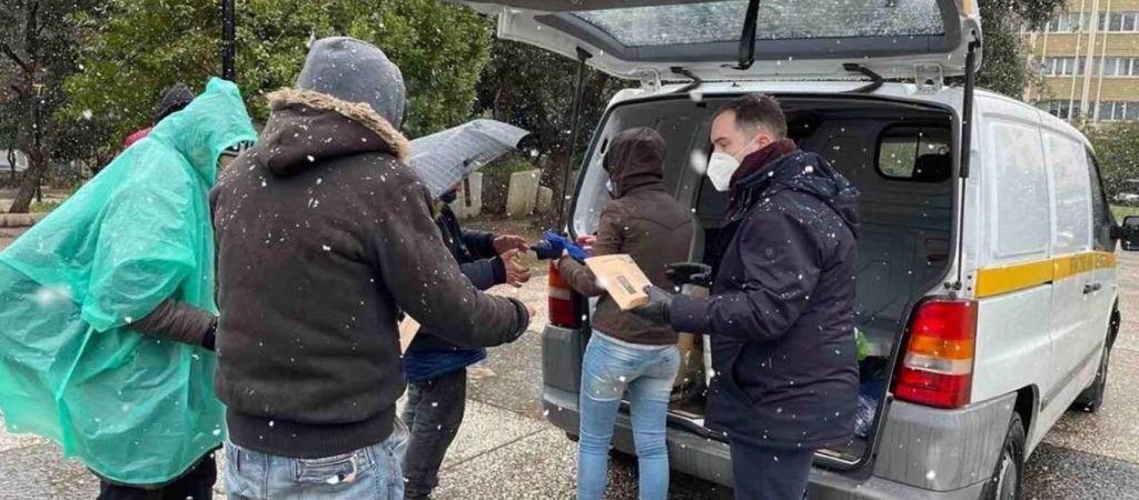 Κακοκαιρία «Ελπίς»: Ρούχα και κουβέρτες μοίρασε στους ουσιοεξαρτημένους ο ΟΚΑΝΑ  (φώτο)