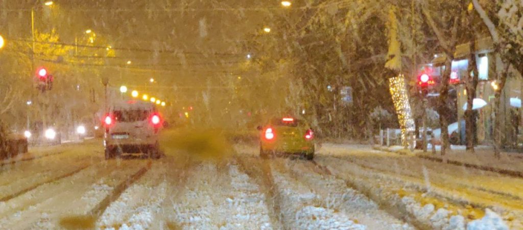 Ακινητοποιήθηκε το τραμ πριν τη Νέα Σμύρνη εξαιτίας της χιονόπτωσης