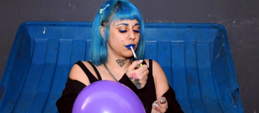 «Τράβα ψόφα ρε μ@@»: Η Super Kiki που έκανε φυλακή για ναρκωτικά επιτίθεται σε όσους κατακρίνουν απολογητές βιαστών