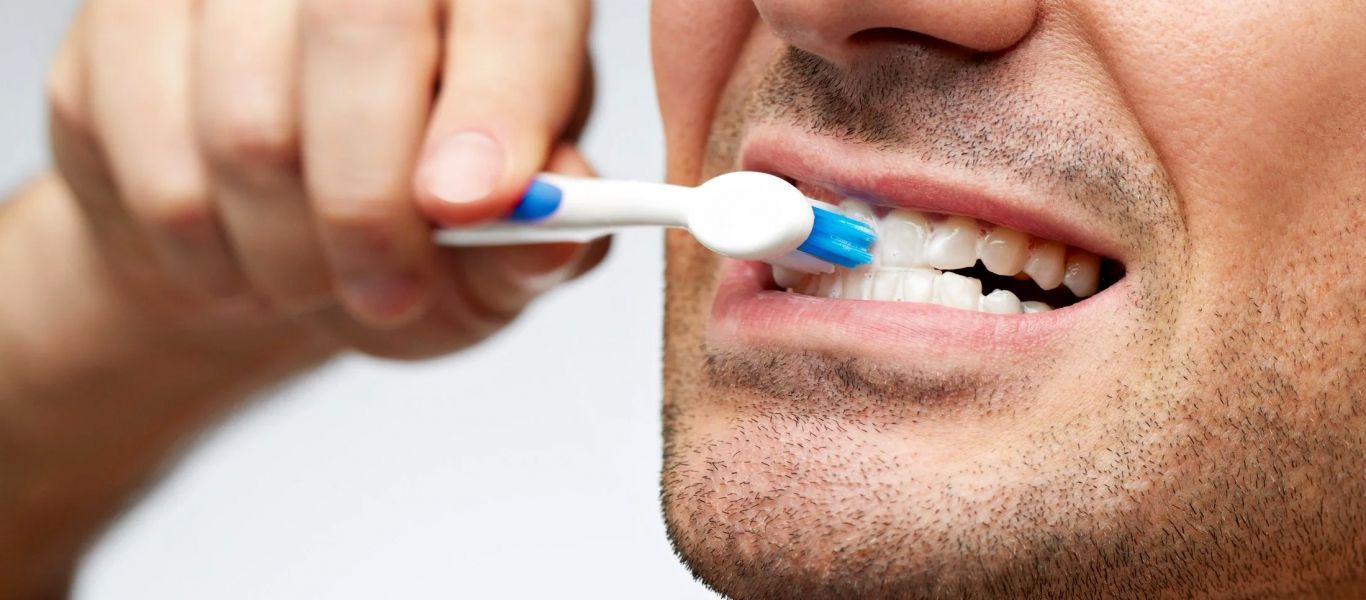 Προσοχή: Δεν πρέπει να βουρτσίζετε τα δόντια σας αφότου έχετε πιει αυτά τα 4 πράγματα