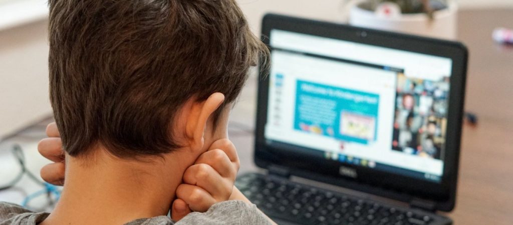 Γεμίζουν με απουσίες τα παιδιά λόγω της απουσίας της κυβέρνησης – Μπάχαλο με την τηλεκπαίδευση