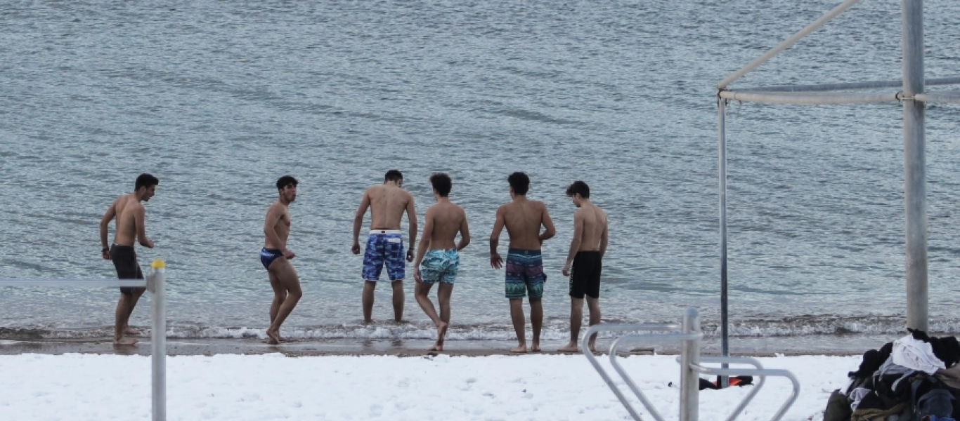 Νεαροί κολυμβητές «αψήφησαν» το κρύο και βούτηξαν στο χιονισμένο Παλαιό Φάληρο (φωτο)
