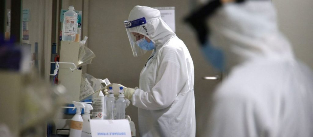Στα 17.409 τα νέα κρούσματα και στους 653 οι διασωληνωμένοι – Στους 98 οι θάνατοι