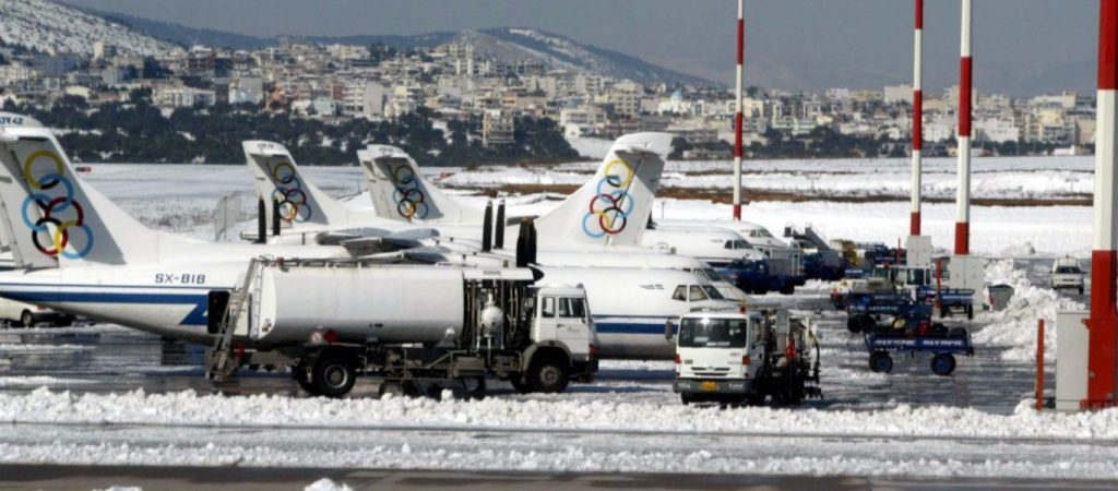 Εκατοντάδες εγκλωβισμένοι στο «Ελευθέριος Βενιζέλος» από την κακοκαιρία «Ελπίς»