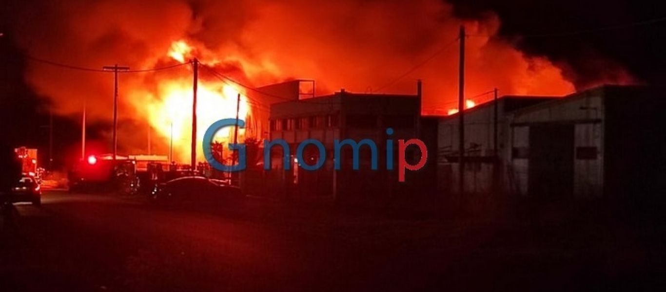 Πάτρα: Πυρκαγιά σε εργοστάσιο με φέρετρα στη ΒΙ.ΠΕ