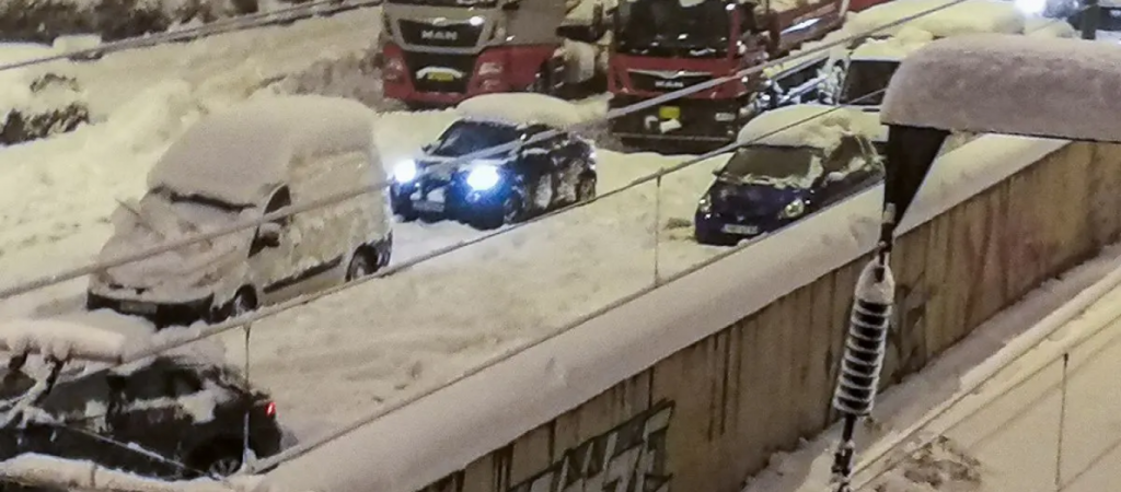 Οδηγός στην Αττική Οδό: «Δεν έχουμε καμία πληροφόρηση – Ένας φαντάρος πέρασε & μου έδωσε μια χούφτα σταφίδες»