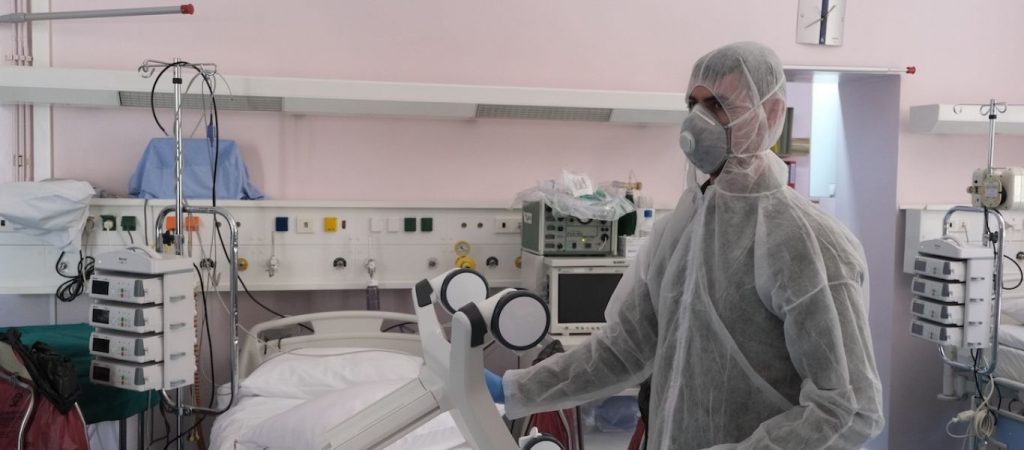 Ιερέας κατά  νοσοκομείου Άργους: «Διώχνουν την μητέρα μου από το νοσοκομείο γιατί δεν έχουν υλικά να την χειρουργήσουν»