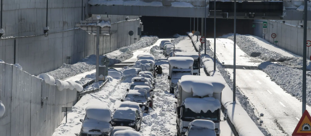 Πολίτες που εγκλωβίστηκαν στο χιόνι ετοιμάζουν μαζική αγωγή κατά της Αττικής Οδού