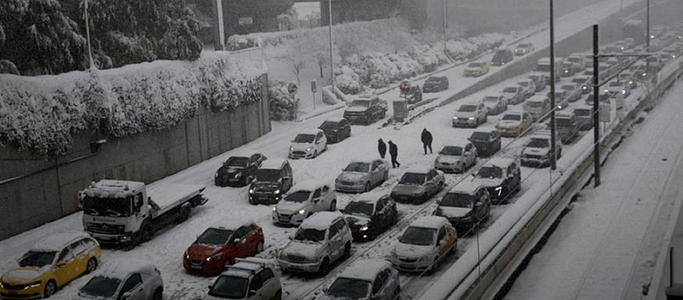 Το απόλυτο «χάος» σε Μεσογείων και Αττική Οδό – Παρατημένα αυτοκίνητα μέσα στα χιόνια (βίντεο)