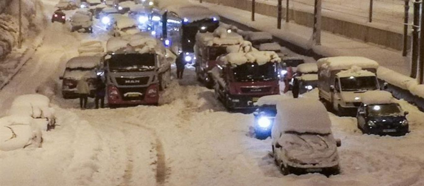 Ντροπή: Έβαλαν τον Στρατό να μοιράσει… ληγμένα κρουασάν (!) στους εγκλωβισμένους της Αττικής Οδού!