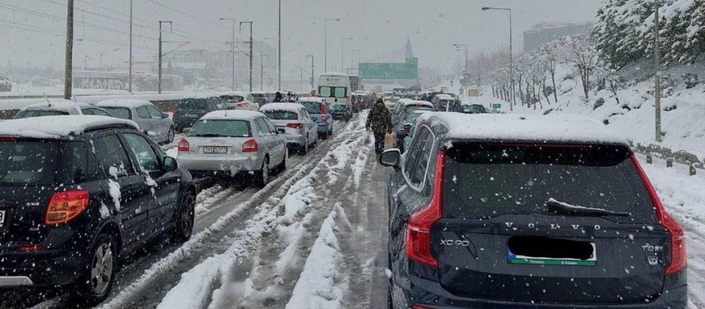 Εξοργισμένος οδηγός που έχει εγκλωβιστεί στην Αττική Οδό – «Να τα βράσω τα 2.000 ευρώ»!