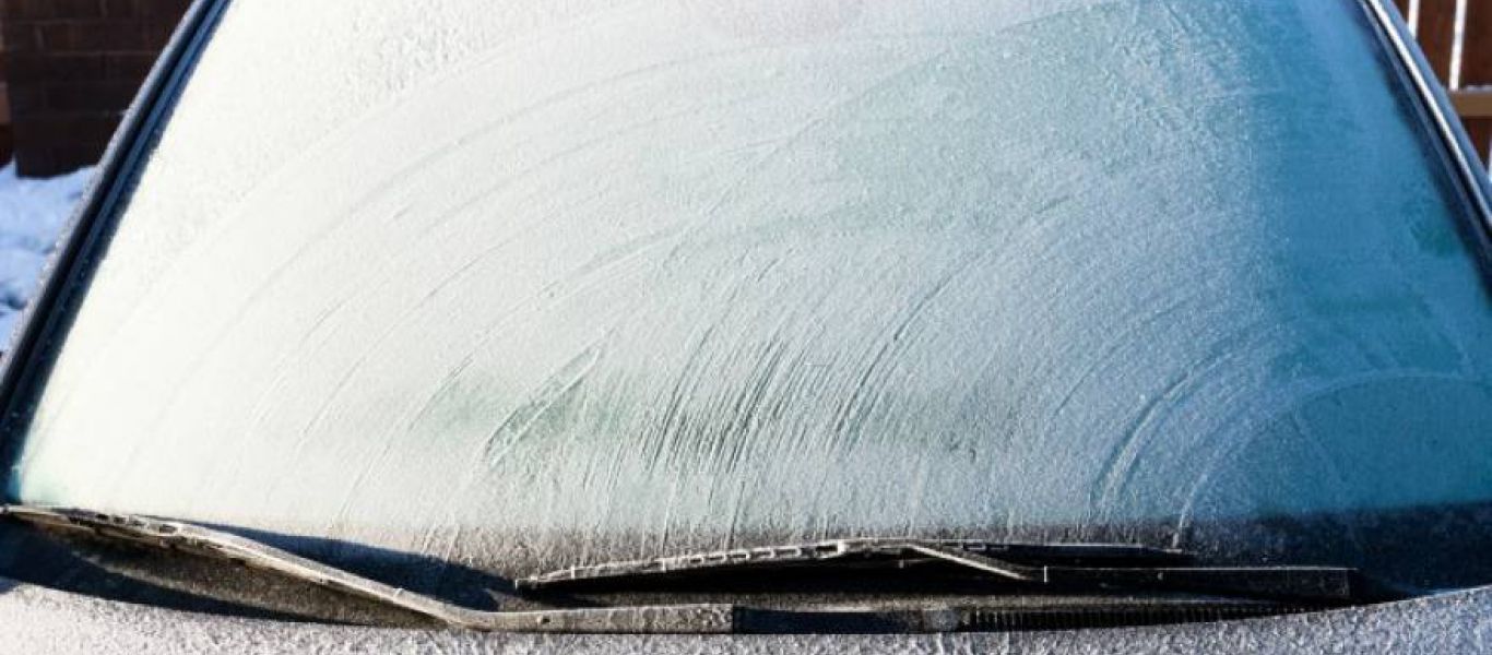 Πάγος στο αμάξι:  Δύο εύκολοι για γρήγοροι τρόποι για να ξεπαγώσει το παρμπρίζ