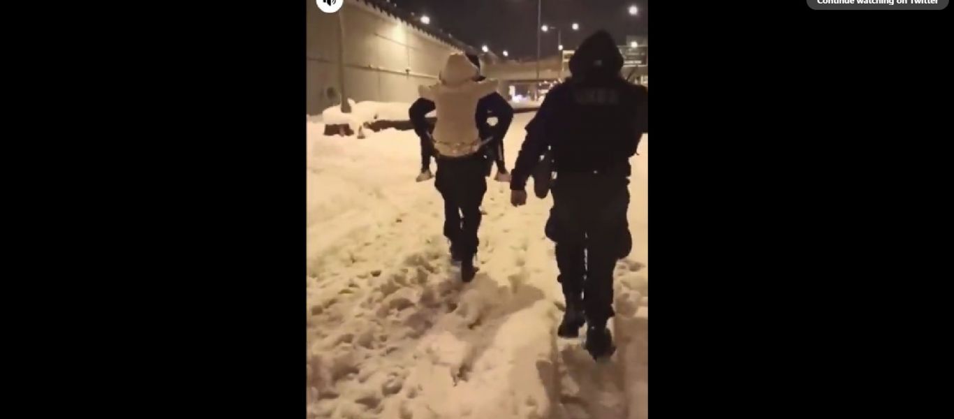 Βίντεο: Αστυνομικοί της ΟΠΚΕ κουβαλούν στην πλάτη δύο παιδιά (βίντεο)