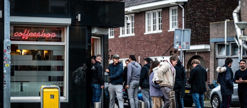 Ανοίγουν ξανά μπαρ και εστιατόρια στην Ολλανδία