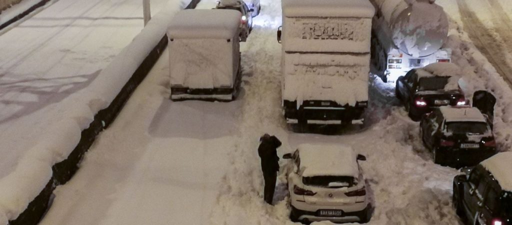 Κατέρρευσε το κράτος: Τους απεγκλωβίζουν μετά από 20 ώρες από την Αττική Οδό και τους εγκλωβίζουν στην Χαλανδρίου!