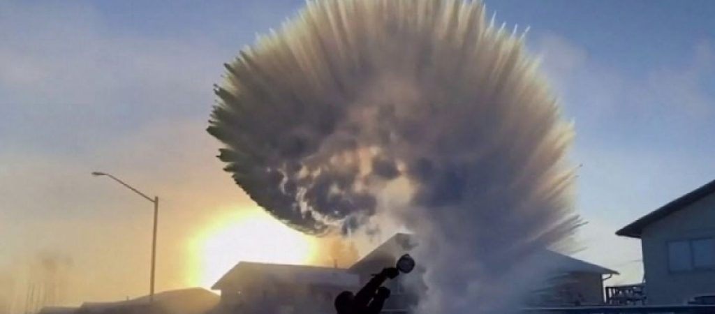 Καυτό νερό παγώνει σε δευτερόλεπτα στη Φλώρινα – Τι είναι το φαινόμενο «Mpempa»; (βίντεο)