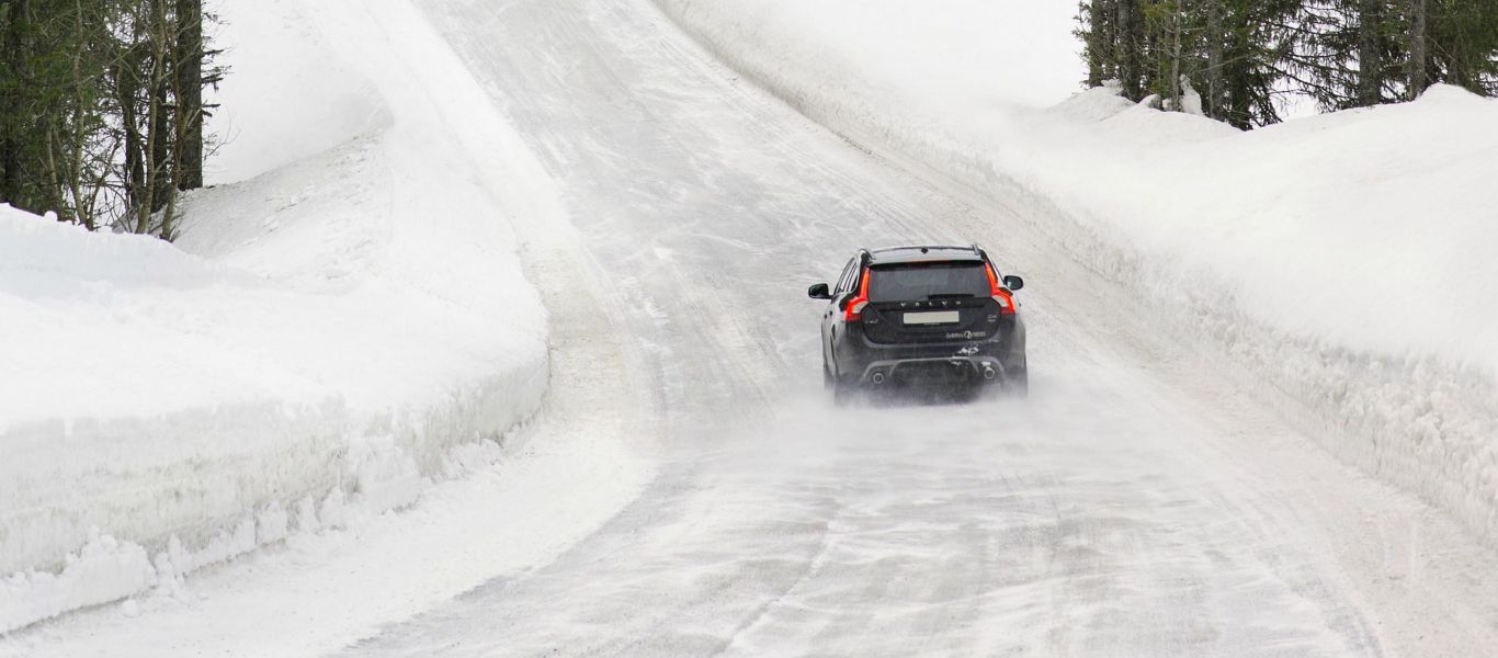 Οδήγηση στο χιόνι ή στον πάγο: Όλα όσα πρέπει να προσέξετε πριν και κατά τη διάρκεια – Τι πρέπει να έχουμε μαζί μας
