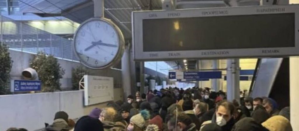 Κοσμοσυρροή από εγκλωβισμένους οδηγούς στον Προαστιακό – Θέλουν να γυρίσουν στα σπίτια τους (φώτο)