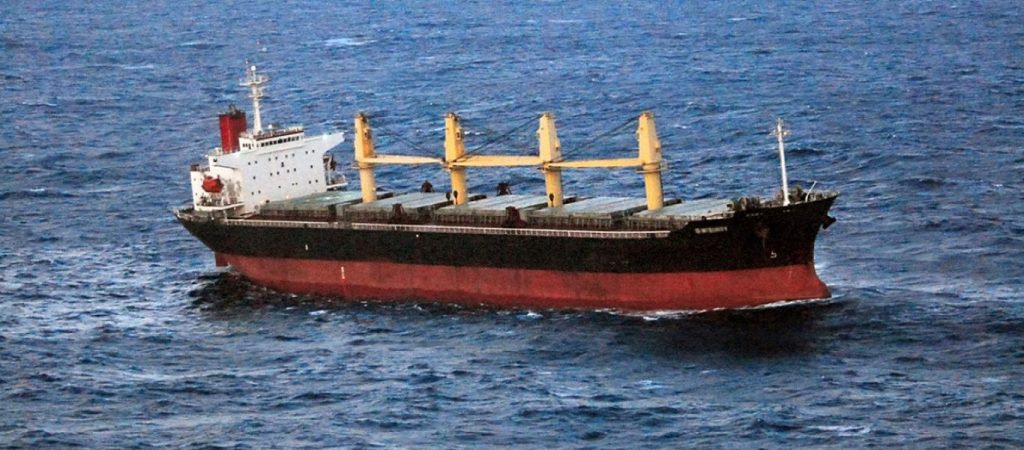 Περιπέτειας στην Κρήτη – Ναυαγός φιλάει το χώμα μετά από τη διάσωσή του