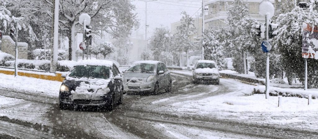 Κακοκαιρία «Ελπίς»: Χωρίς αλυσίδες η κυκλοφορία στο κέντρο της Αθήνας – Ποιοι δρόμοι παραμένουν κλειστοί