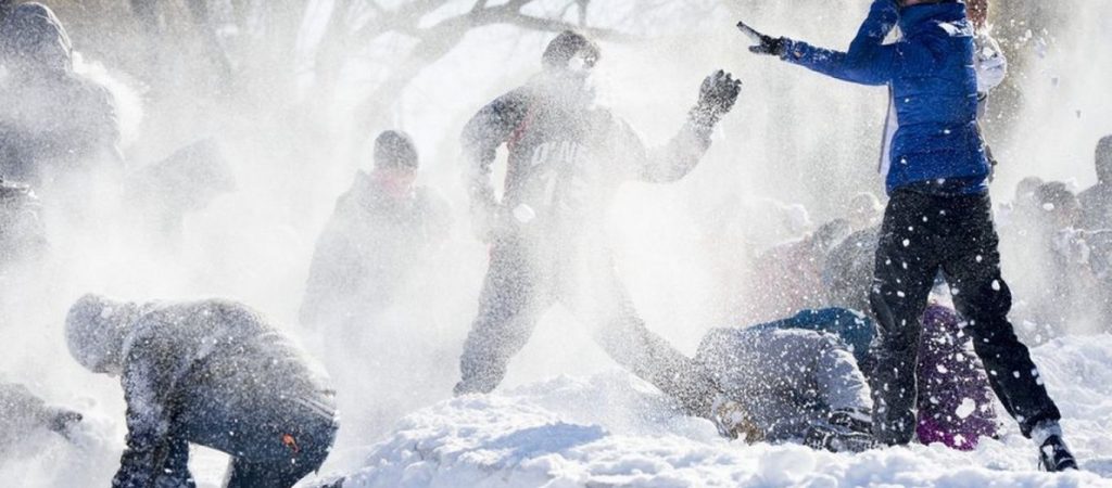 Πολίτες πετούν χιονόμπαλες σε περιπολικό τραγουδώντας συνθήματα ενάντια του Πρωθυπουργού (βίντεο)