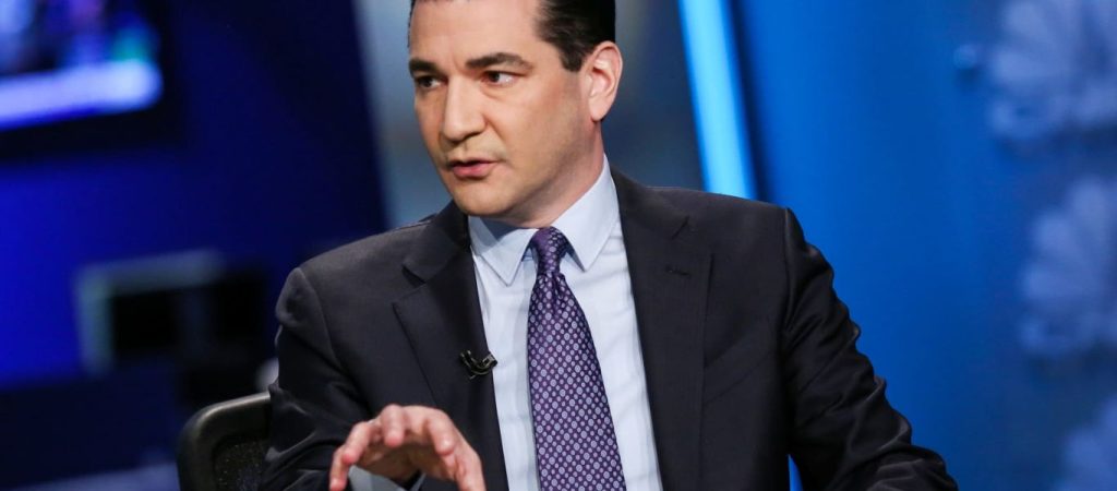 Dr Scott Gottlieb: «Να βάλουμε τέλος στις μάσκες και στον υποχρεωτικό εμβολιασμό»