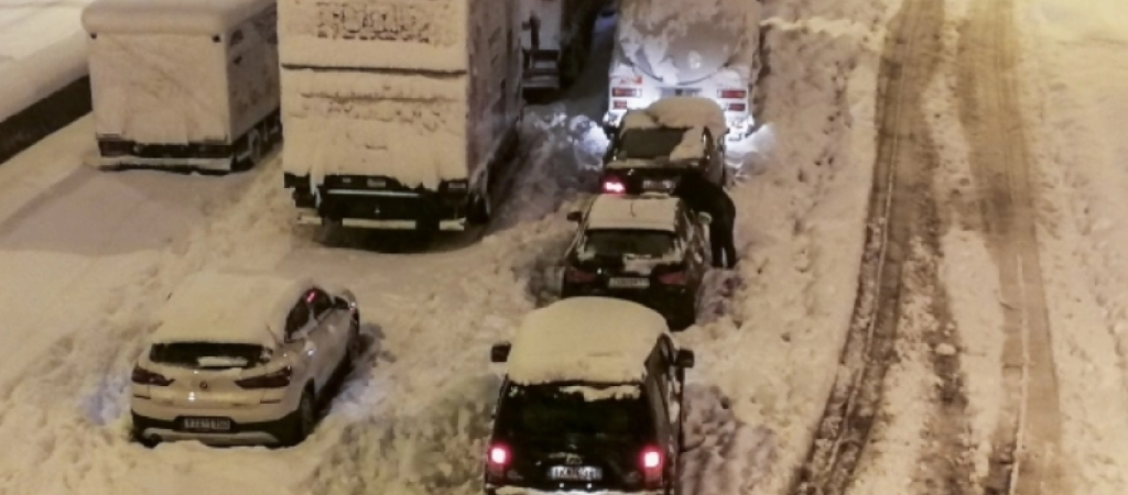 Ο εγκλωβισμένος οδηγός στην Αττική Οδό που άνοιξε το φορτηγό «Στεργίου» και μοίρασε στον κόσμο να φάει!