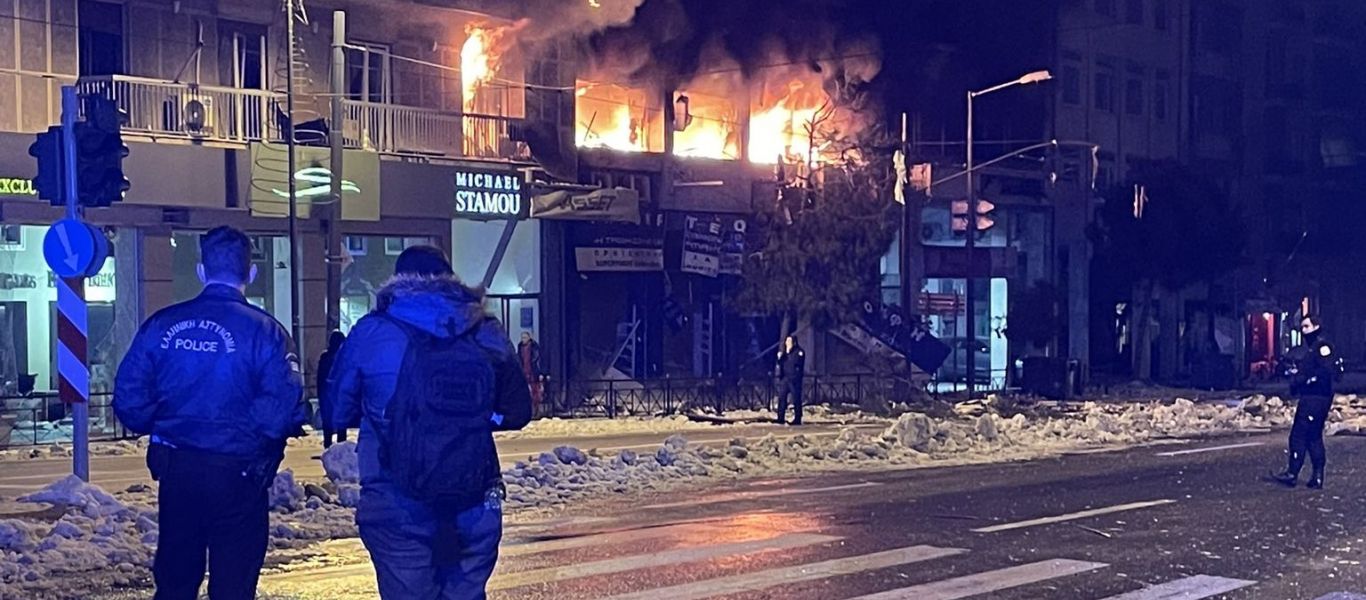 Εικόνες χάους στην Συγγρού: Ισχυρή έκρηξη σε κτίριο με έναν σοβαρά τραυματία – Μέχρι το Καλαμάκι ακούστηκε ο ήχος